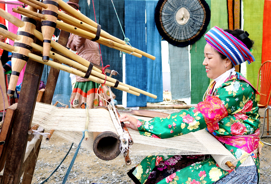 Nghề dệt lanh truyền thống dân tộc Mông ở huyện Quản Bạ.