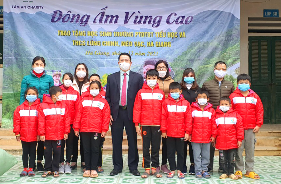 Trưởng ban Dân vận Tỉnh ủy Trần Mạnh Lợi tặng quà Trường phổ thông dân tộc bán trú Tiểu học xã Lũng Chinh.