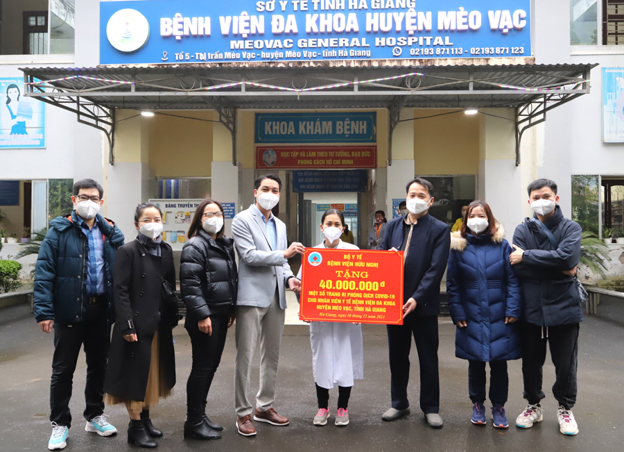 Đại diện Đoàn thanh niên Bệnh viện Hữu Nghị Việt – Xô tặng thiết bị y tế cho Bệnh viện đa khoa huyện Mèo Vạc.