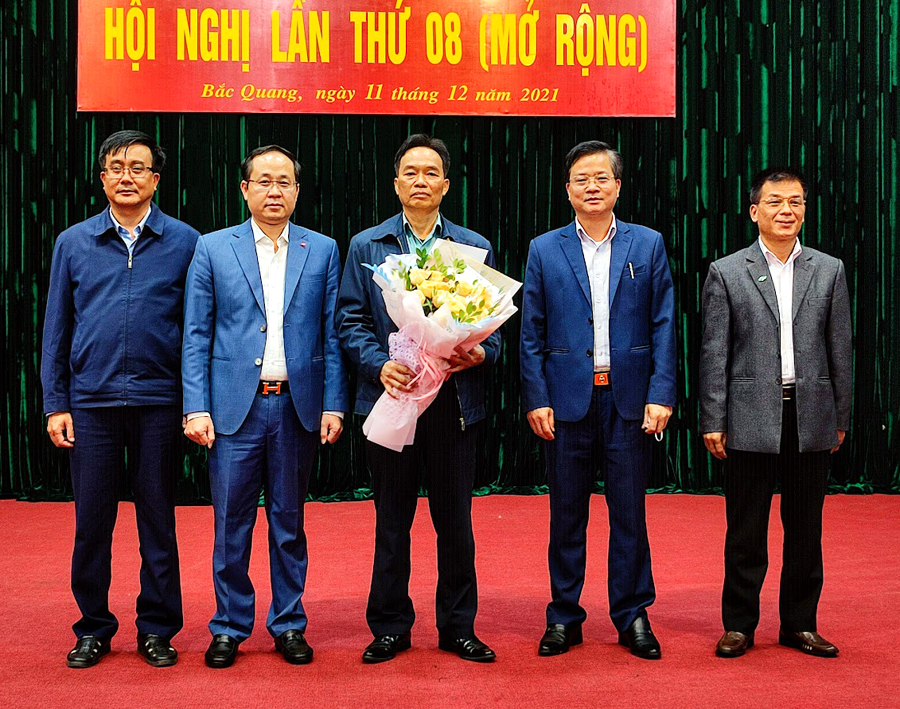 Chủ nhiệm UBKT Tỉnh ủy Trần Quang Minh tặng hoa chúc mừng và chia tay đồng chí Trần Văn Hòa, nguyên Bí thư Huyện ủy Bắc Quang, nhiệm kỳ 2015 - 2020 nghỉ chế độ.