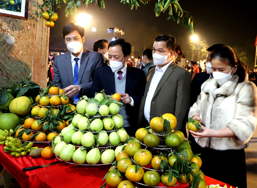 Lãnh đạo các sở, ngành và người dân thăm gian hàng bày bán, giới thiệu các sản phẩm nông sản đặc trưng của tỉnh tại Quảng trường 26.3 - thành phố Hà Giang.
