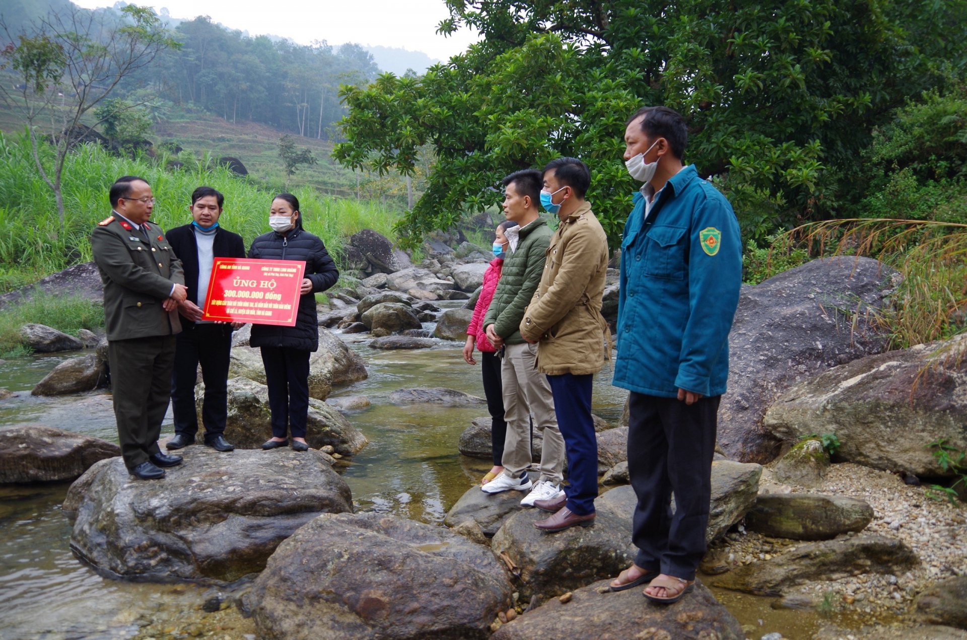Giám đốc Công an tỉnh Phan Huy Ngọc trao tiền hỗ trợ xây dựng cầu tràn nối xã Nấm Dẩn với xã Chế Là.