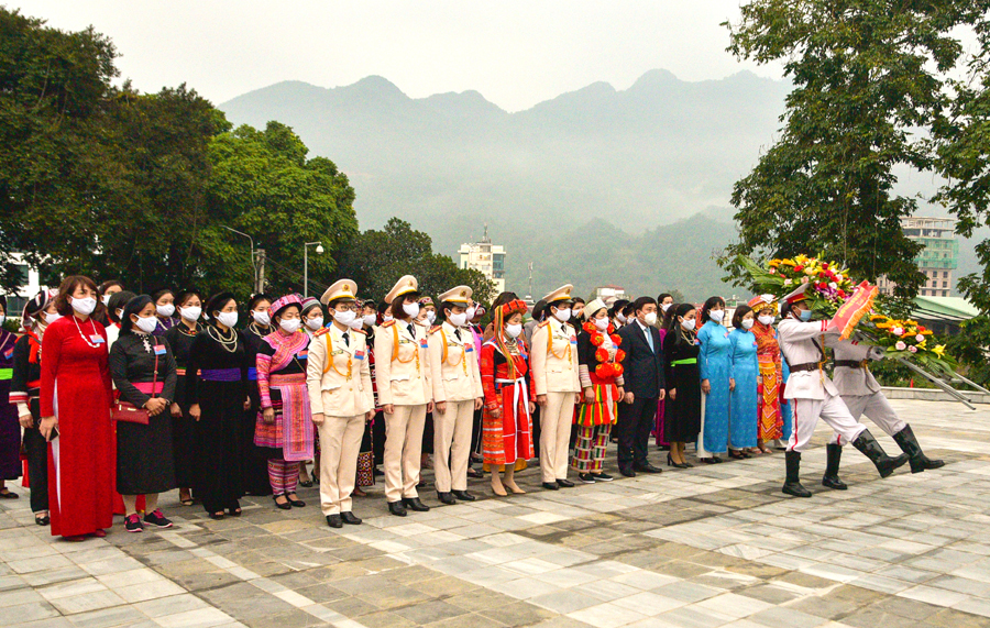 Các đại biểu dự Đại hội đại biểu Phụ nữ tỉnh lần thứ XVII, nhiệm kỳ 2021 - 2026 báo công với Bác Hồ trong khuôn viên Tỉnh ủy.