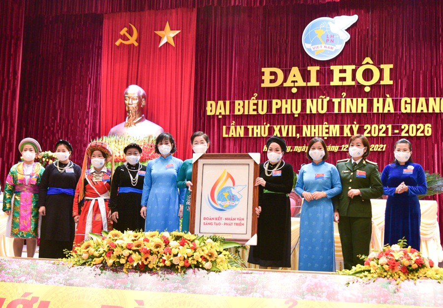 Phó Chủ tịch Hội LHPN Việt Nam Trần Thị Hương tặng Đại hội bức tranh gạo với khẩu hiệu Đoàn kết Nhân văn Sáng tạo Phát triển.