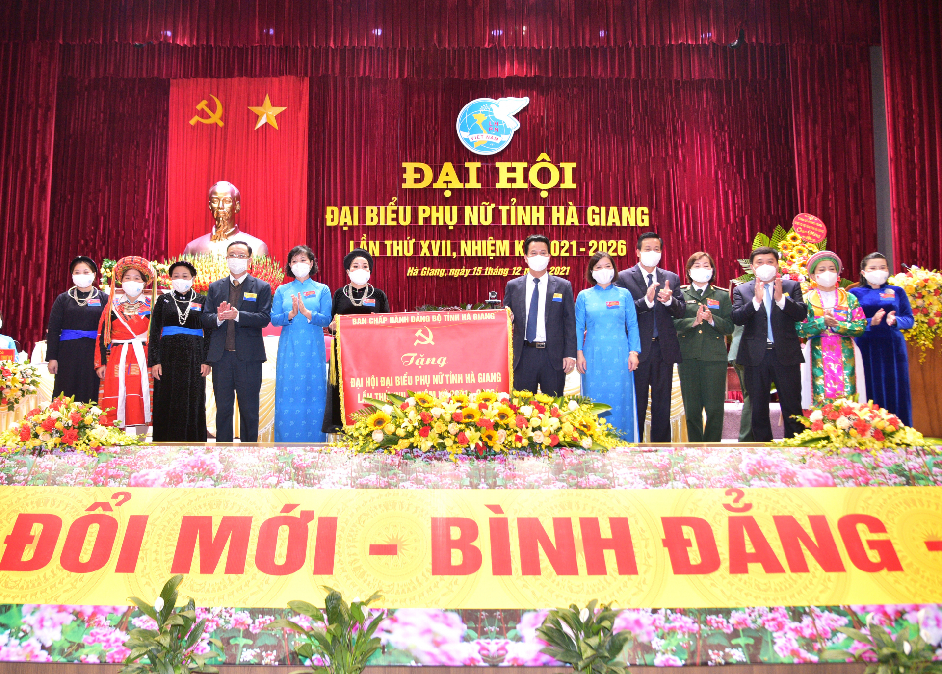 Các đồng chí lãnh đạo tỉnh tặng Đại hội bức trướng với khẩu hiệu Đoàn kết Đổi mới Bình đẳng Phát triển.