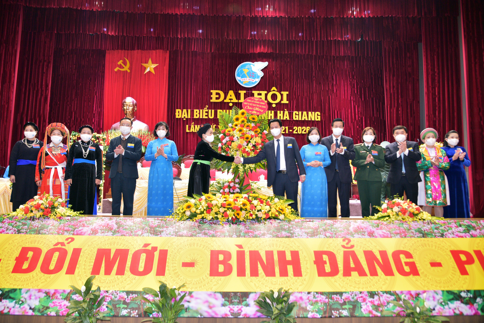 Các đồng chí lãnh đạo tỉnh tặng lẵng hoa chúc mừng Đại hội.