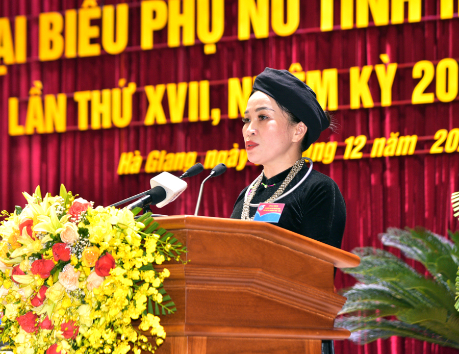 Chủ tịch Hội LHPN tỉnh Chu Thị Ngọc Diệp báo cáo kết quả nhiệm kỳ qua tại Đại hội.
