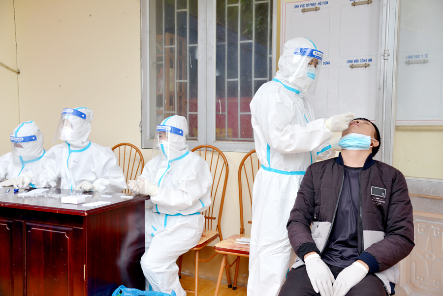 Lực lượng y tế truy vết lấy mẫu test nhanh Covid-19 tại phường Nguyễn Trãi.                                                                           Ảnh: VĂN NGHỊ