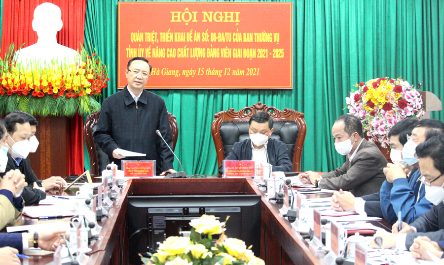 Phó Bí thư Thường trực Tỉnh ủy, Chủ tịch HĐND tỉnh Thào Hồng Sơn phát biểu giao nhiệm vụ tại hội nghị.