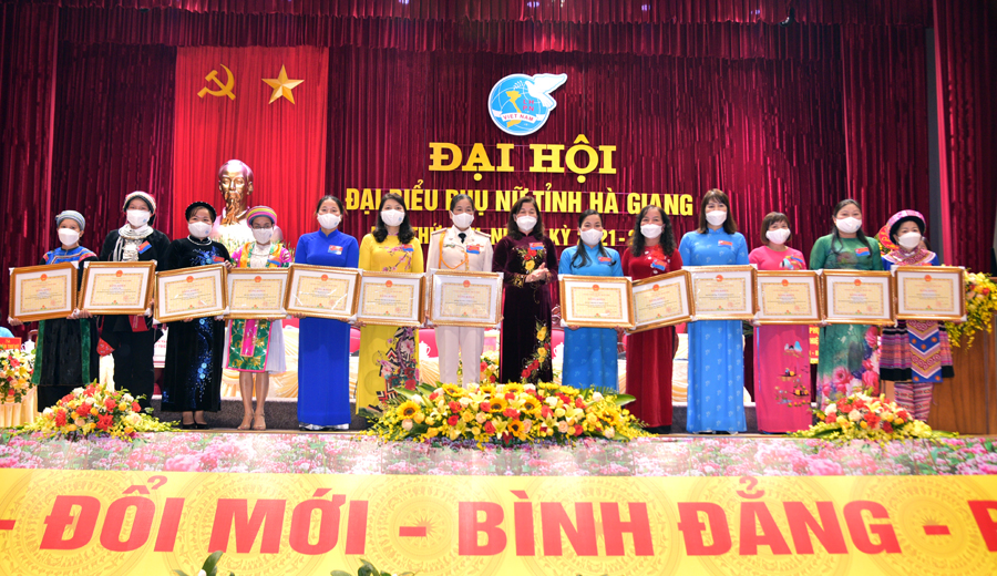 Phó Chủ tịch Thường trực HĐND tỉnh Chúng Thị Chiên trao Bằng khen của UBND tỉnh cho các cá nhân có thành tích xuất sắc trong nhiệm kỳ vừa qua.