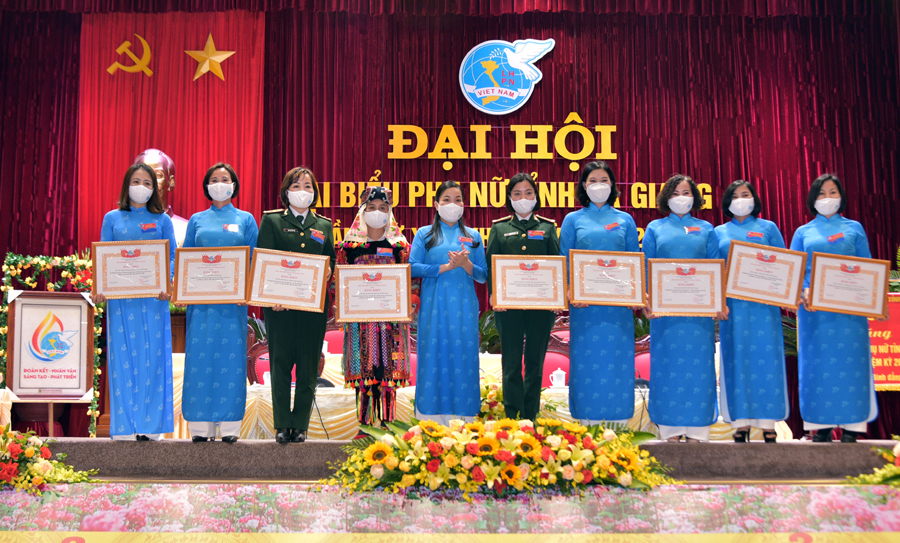 Chủ tịch Hội LHPN tỉnh Chu Thị Ngọc Diệp trao Bằng khen của Hội LHPN tỉnh cho các cá nhân có thành tích xuất sắc trong nhiệm kỳ vừa qua.