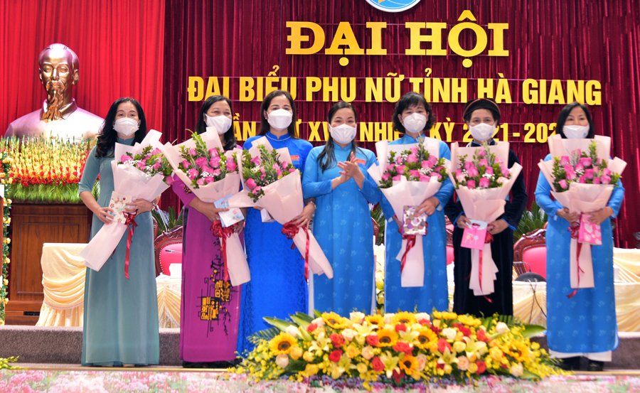 Chủ tịch Hội LHPN tỉnh Chu Thị Ngọc Diệp tặng hoa chia tay các đồng chí nghỉ chế độ thôi tham gia BCH khóa mới.