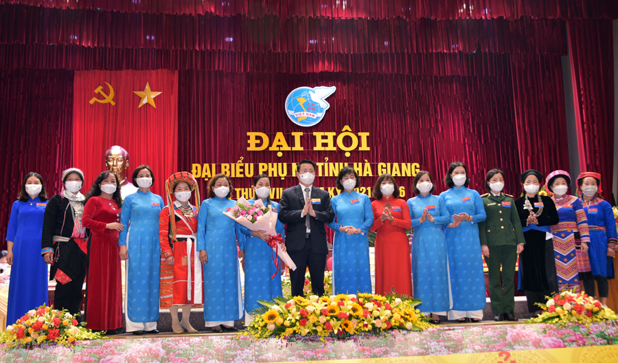 Trưởng ban Dân vận Tỉnh ủy Trần Mạnh Lợi tặng hoa chúc mừng các đại biểu đi dự Hội nghị cấp trên ra mắt.
