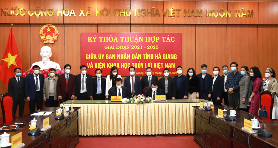 Chủ tịch UBND tỉnh Nguyễn Văn Sơn và Giám đốc Viện KHTL Trần Văn Hòa ký kết thỏa thuận hợp tác