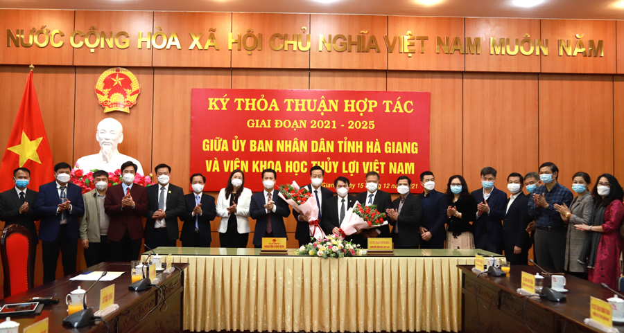 Bí thư Tỉnh ủy Đặng Quốc Khánh tặng hoa chúc mừng Lễ ký kết hợp tác thành công