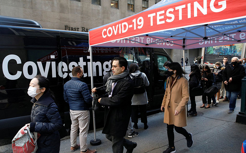 Người dân xếp hàng chờ xét nghiệm Covid-19, tại New York, Mỹ, tháng 12/2021. 