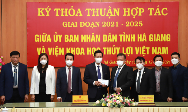 Viện KHTL Việt Nam trao kinh phí ủng hộ Quỹ khuyến học khuyến tài của tỉnh