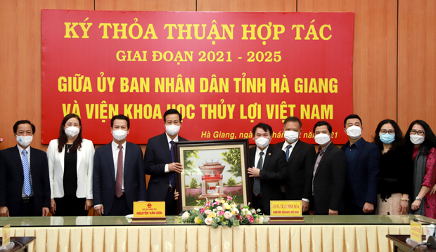 Giám đốc Viện KHTL Việt Nam tặng bức tranh danh lam, thắng cảnh Hà Nội cho Chủ tịch UBND tỉnh