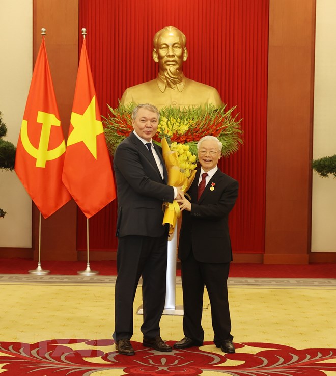 Tổng Bí thư Nguyễn Phú Trọng tặng hoa ông Leonid Kalashnikov.