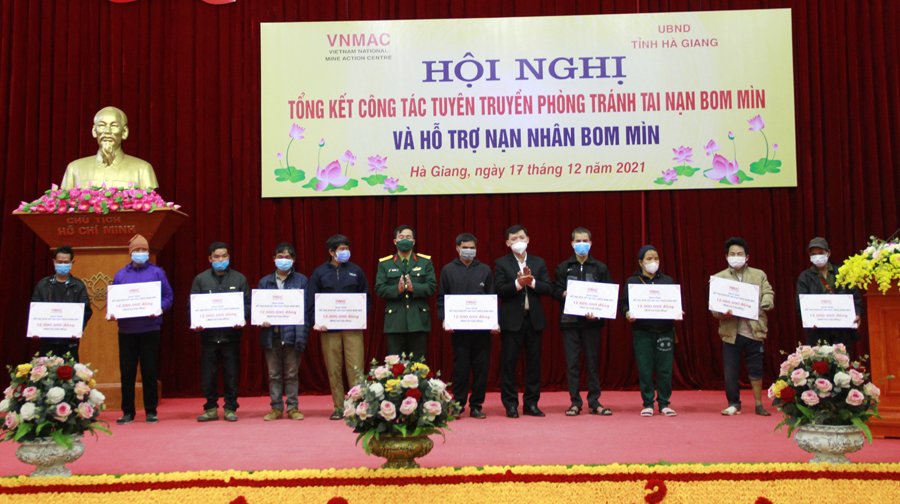 Lãnh đạo Trung tâm Hành động bom mìn quốc gia Việt Nam và UBND huyện Vị Xuyên trao quà hỗ trợ sinh kế cho nạn nhân bom mìn có hoàn cảnh khó khăn.  