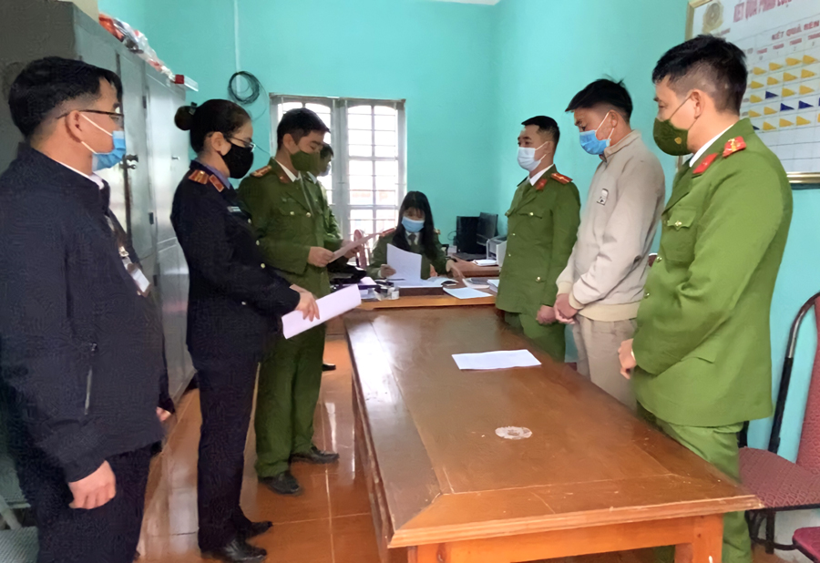 Cơ quan điều tra Công an huỵện Bắc Quang công bố Quyết định khởi tố bị can.
