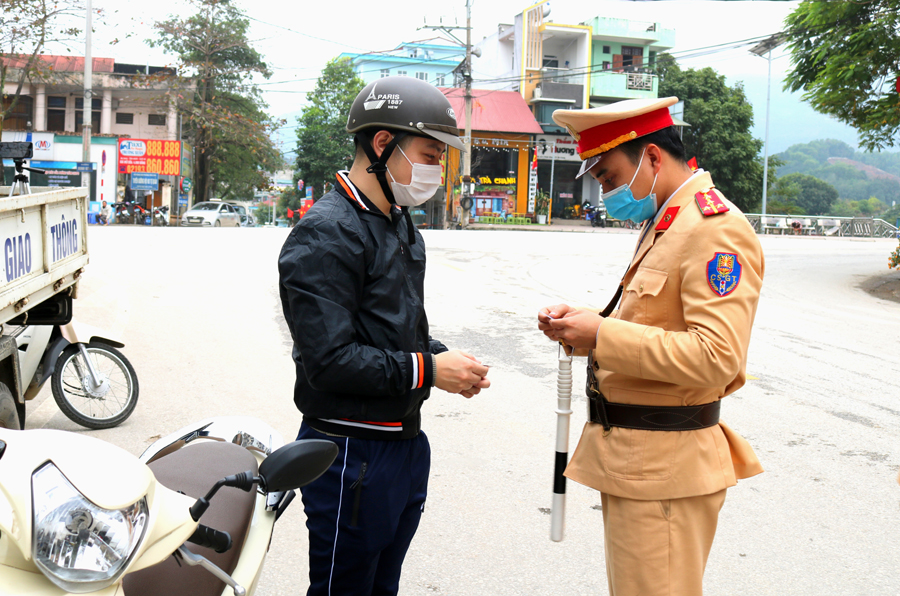 Lực lượng CSGT Công an thành phố Hà Giang tuần tra, kiểm soát các phương tiện tham gia giao thông trên địa bàn quản lý.