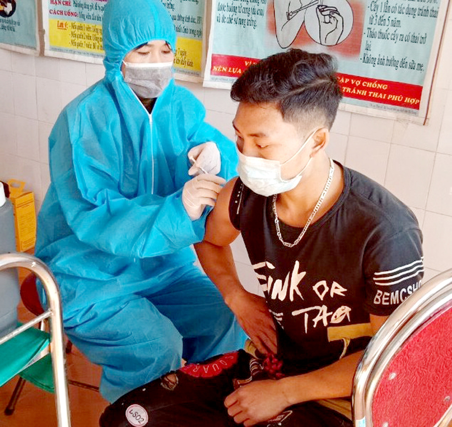 Cán bộ Trạm Y tế xã Tiên Nguyên tiêm vắc xin phòng, chống Covid – 19 cho người dân.