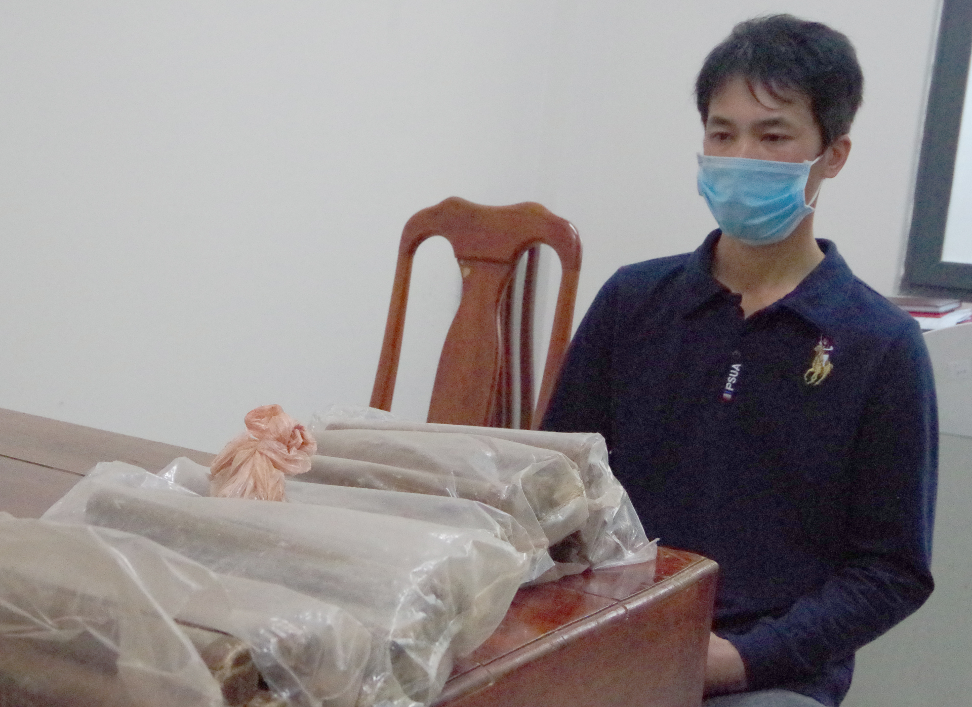 Bị can Hoàng Văn Binh cùng tang vật tại cơ quan Công an.