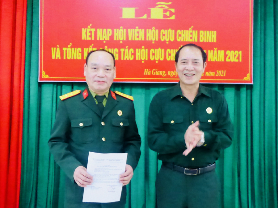 Chủ tịch Hội CCB Báo Hà Giang trao quyết định kết nạp hội viên mới