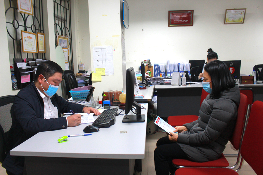 Khách hàng thực hiện chuyển đổi thẻ chip nội địa tại Agribank Hà Giang.