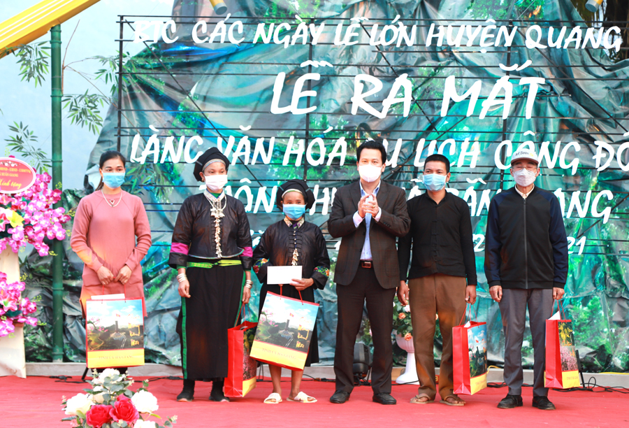 Bí thư Tỉnh ủy Đặng Quốc Khánh tặng quà Tết cho 5 gia đình chính sách thôn Khum