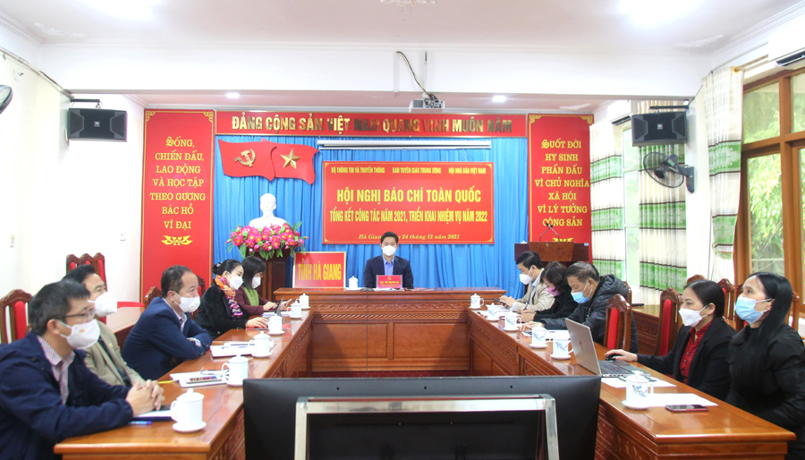 Đồng chí Vũ Mạnh Hà, Ủy viên dự khuyết T.Ư Đảng, Ủy viên BTV Tỉnh ủy, Trưởng Ban Tuyên giáo Tỉnh ủy và các đại biểu dự tại điểm cầu của tỉnh.