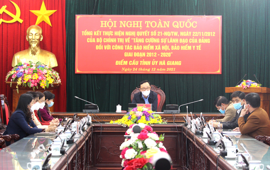 Đồng chí Thào Hồng Sơn, Phó Bí thư Thường trực Tỉnh ủy, Chủ tịch HĐND tỉnh và các đại biểu dự hội nghị tại điểm cầu Hà Giang.