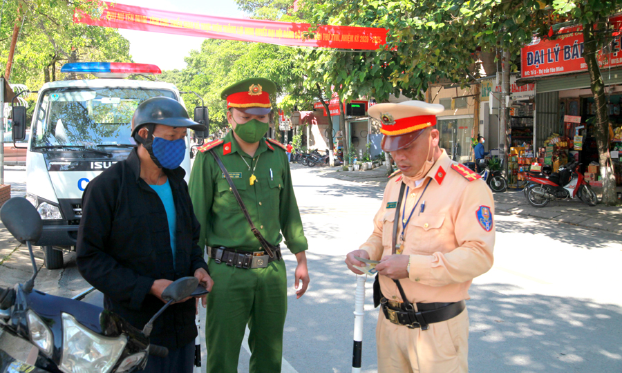 Đội Cảnh sát giao thông (Công an huyện Yên Minh) tuần tra, kiểm soát trên địa bàn.
