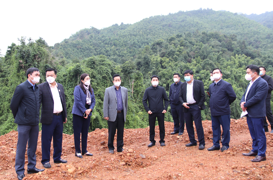 Chủ tịch UBND tỉnh Nguyễn Văn Sơn và đoàn công tác khảo sát Dự án xây dựng khu xử lý rác thải sinh hoạt hợp vệ sinh tỉnh tại xã Kim Thạch.