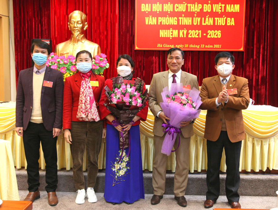 Đại diện Đảng ủy Văn phòng và Hội Chữ thập đỏ tỉnh tặng hoa chúc mừng BCH khóa mới.