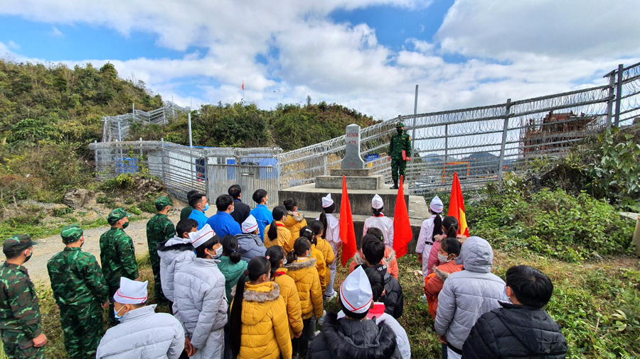 Các em học sinh nghe giới thiệu về đường biên, cột mốc tại Mốc 476, thôn Lùng Vần Chải, xã Xín Cái (Mèo Vạc).