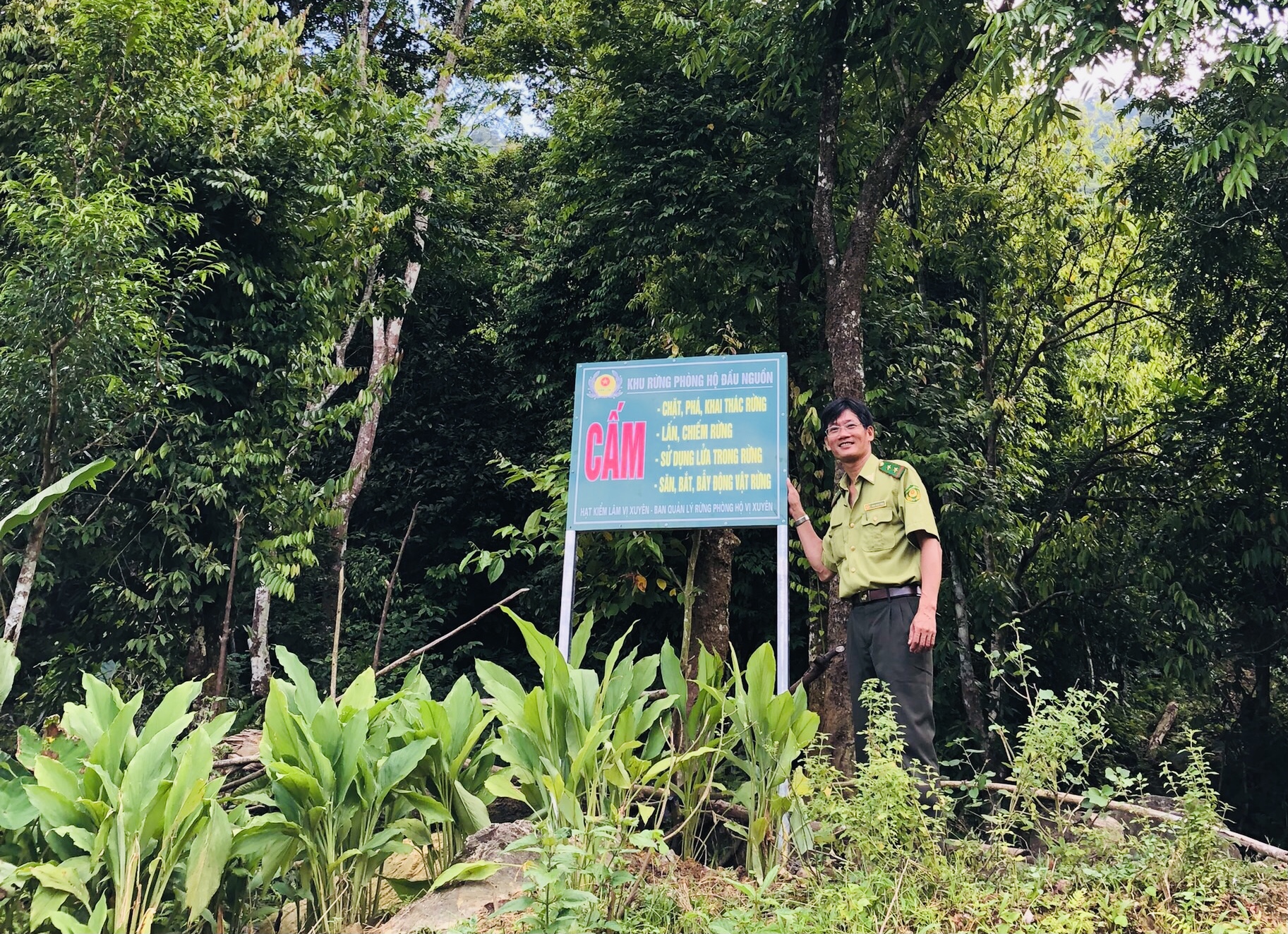 Cán bộ Hạt Kiểm lâm Vị Xuyên cắm biển báo bảo vệ rừng tại xã Kim Linh.