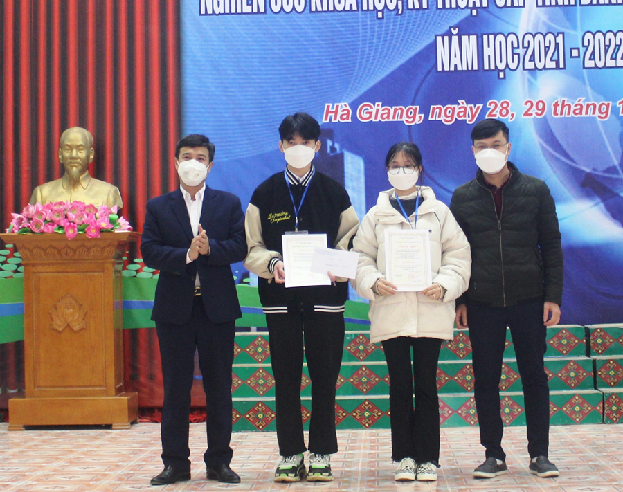 Ban tổ chức Cuộc thi trao giải Nhất cho dự án: Giải pháp khắc phục cảm xúc tiêu cực cho học sinh của Trường PTDTNT THCS&THPT Bắc Quang.