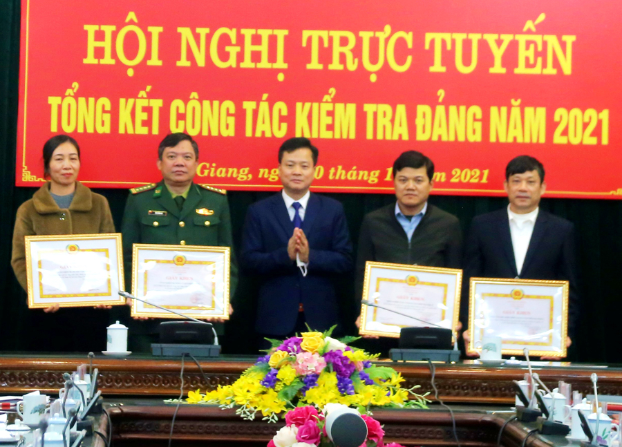 Chủ nhiệm UBKT Tỉnh ủy Trần Quang Minh tặng Giấy khen cho các tập thể có thành tích xuất sắc trong thực hiện nhiệm vụ công tác KTGS, thi hành kỷ luật của Đảng năm 2021.