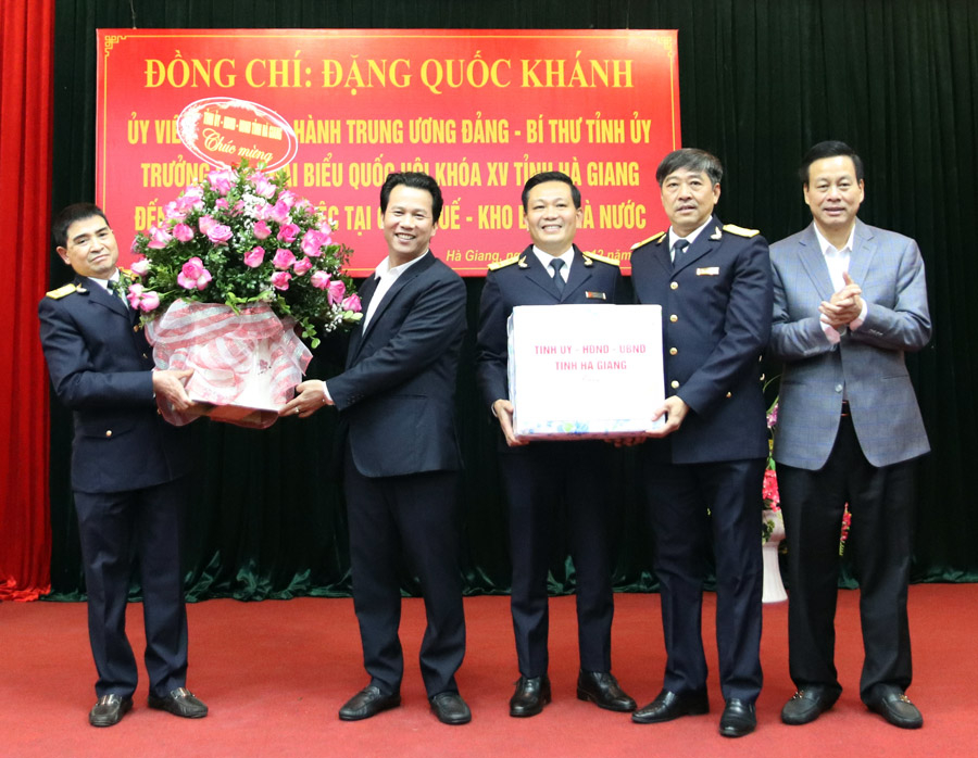 Bí thư Tỉnh ủy Đặng Quốc Khánh và Chủ tịch UBND tỉnh Nguyễn Văn Sơn tặng hoa và quà cho Cục Thuế tỉnh.