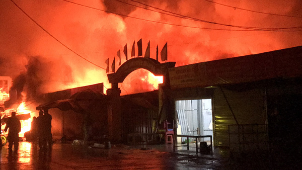 Chợ trung tâm huyện Quản Bạ cháy lớn vào sáng 31.12