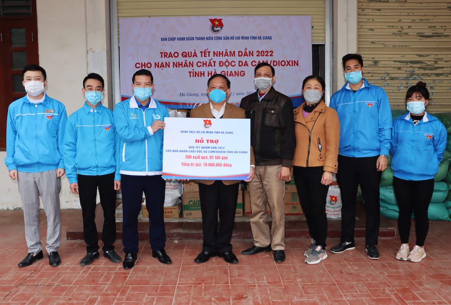 Tỉnh đoàn tặng quà Hội Nạn nhân chất độc da cam/dioxin tỉnh nhân dịp Xuân Nhâm Dần năm 2022.