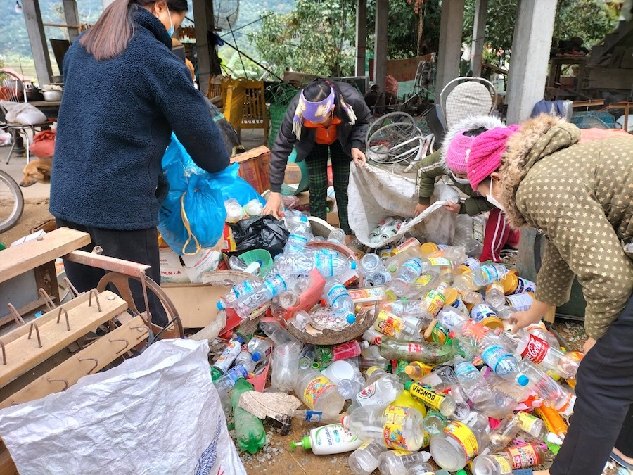 Chị em phụ nữ xã Phương Thiện bán rác thải nhựa để lấy tiền gây quỹ và làm công tác từ thiện 