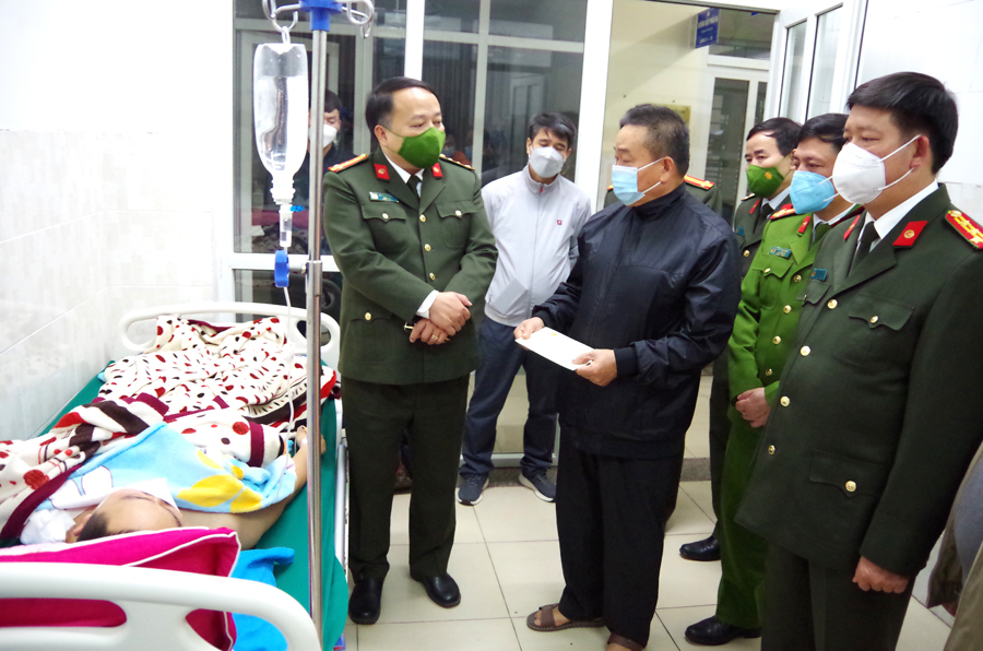 Giám đốc Công an tỉnh Phan Huy Ngọc thăm hỏi cán bộ bị thương đang điều trị tại Bệnh viện Đa khoa tỉnh.