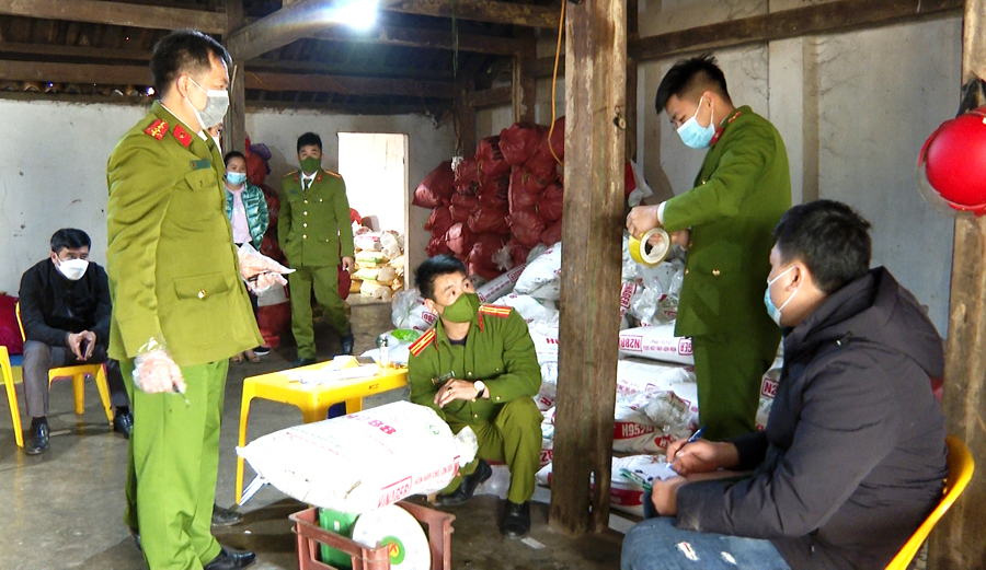 Công an huyện Vị Xuyên tiến hành kiểm đếm số mỡ trâu.