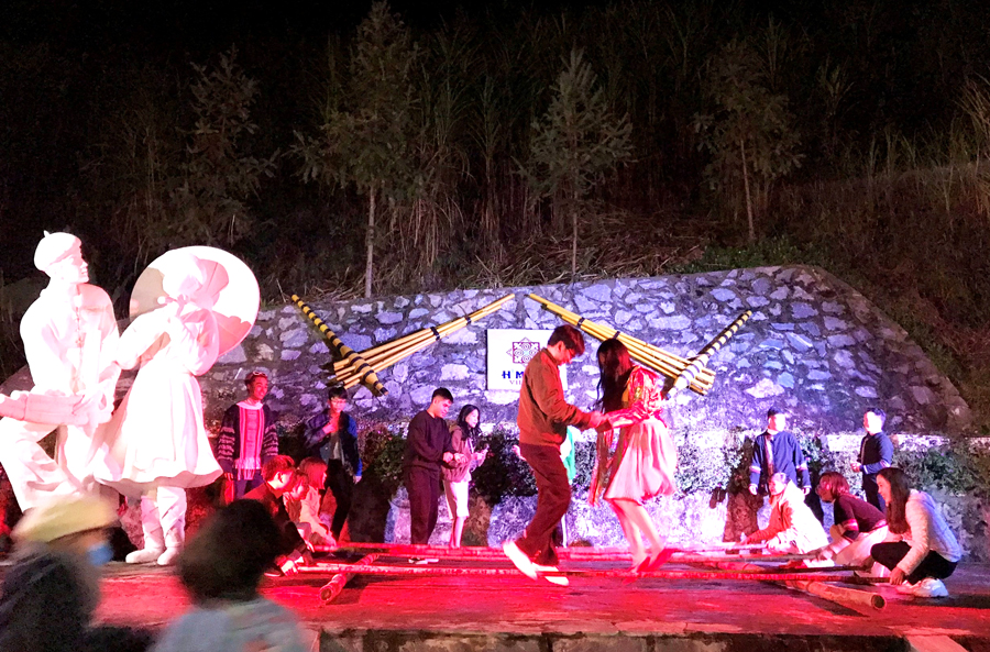 Du khách nhảy sạp tại Khu du lịch H’Mông Village. 				Ảnh: VIỆT TÚ