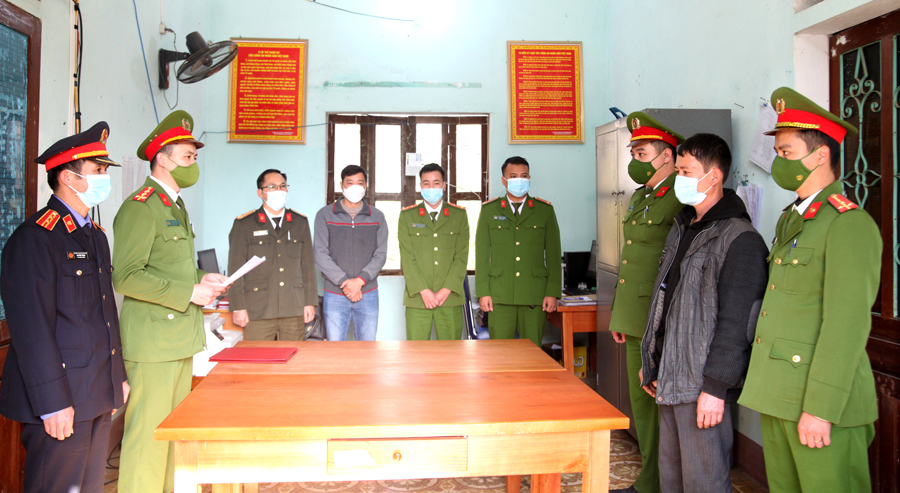 Cơ quan Cảnh sát điều tra Công an huyện Yên Minh công bố quyết định khởi tố đối với bị can Sùng Mí Thề (thứ 2 bên phải).