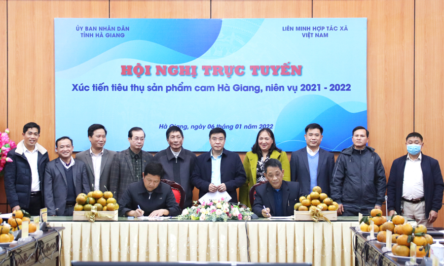 Phó Chủ tịch Thường trực UBND tỉnh Hoàng Gia Long và các đại biểu chứng kiến việc ký kết biên bản ghi nhớ hợp tác về việc tiêu thụ sản phẩm cam Hà Giang.