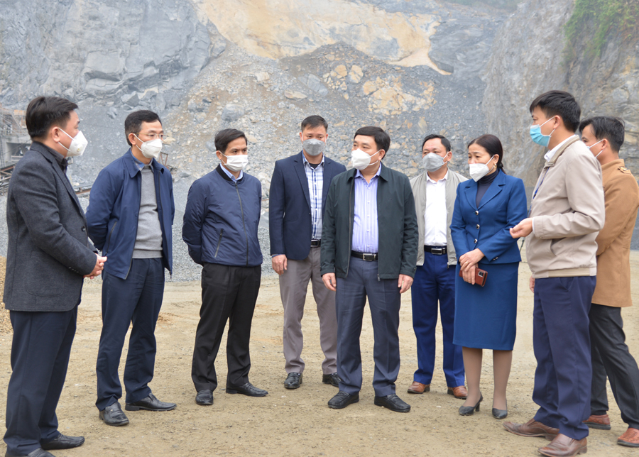 Phó Bí thư Tỉnh ủy Nguyễn Mạnh Dũng và Đoàn công tác kiểm tra việc khai thác đá tại tổ 5.